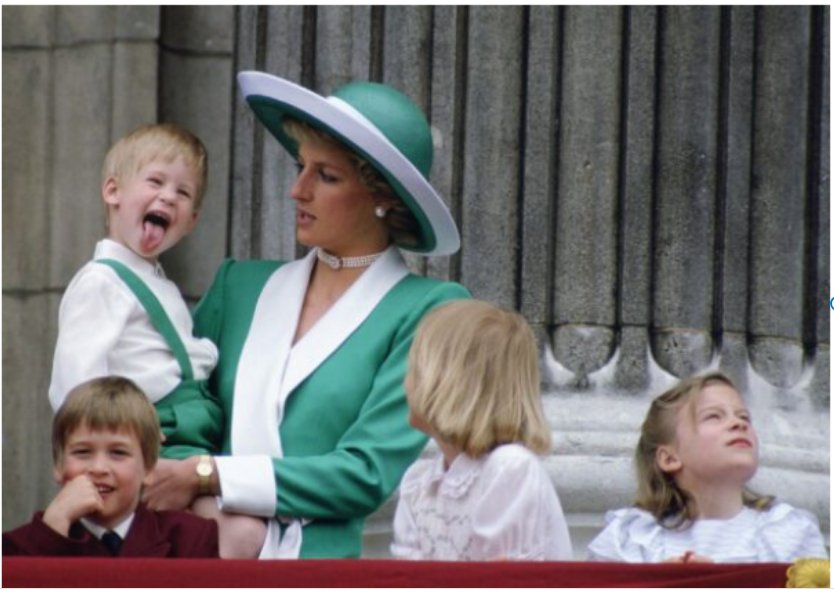 Harry fait une grimace devant Buckingham Palace