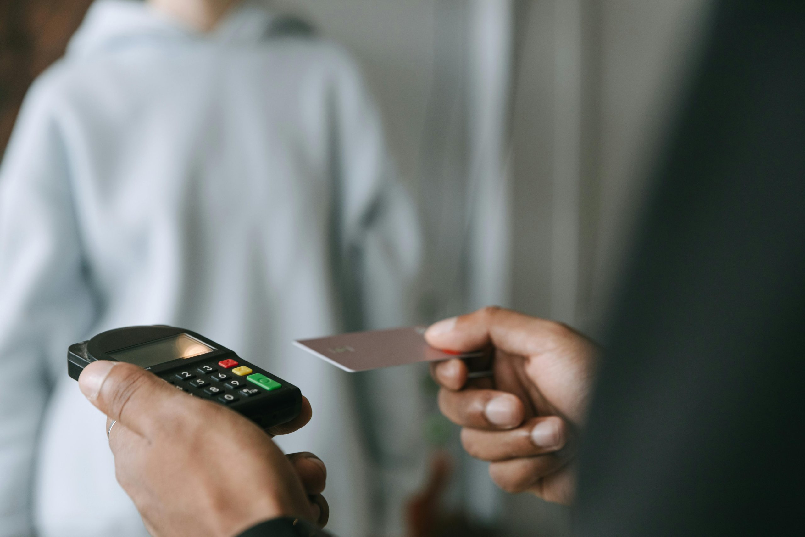 Personne tenant une carte bancaire