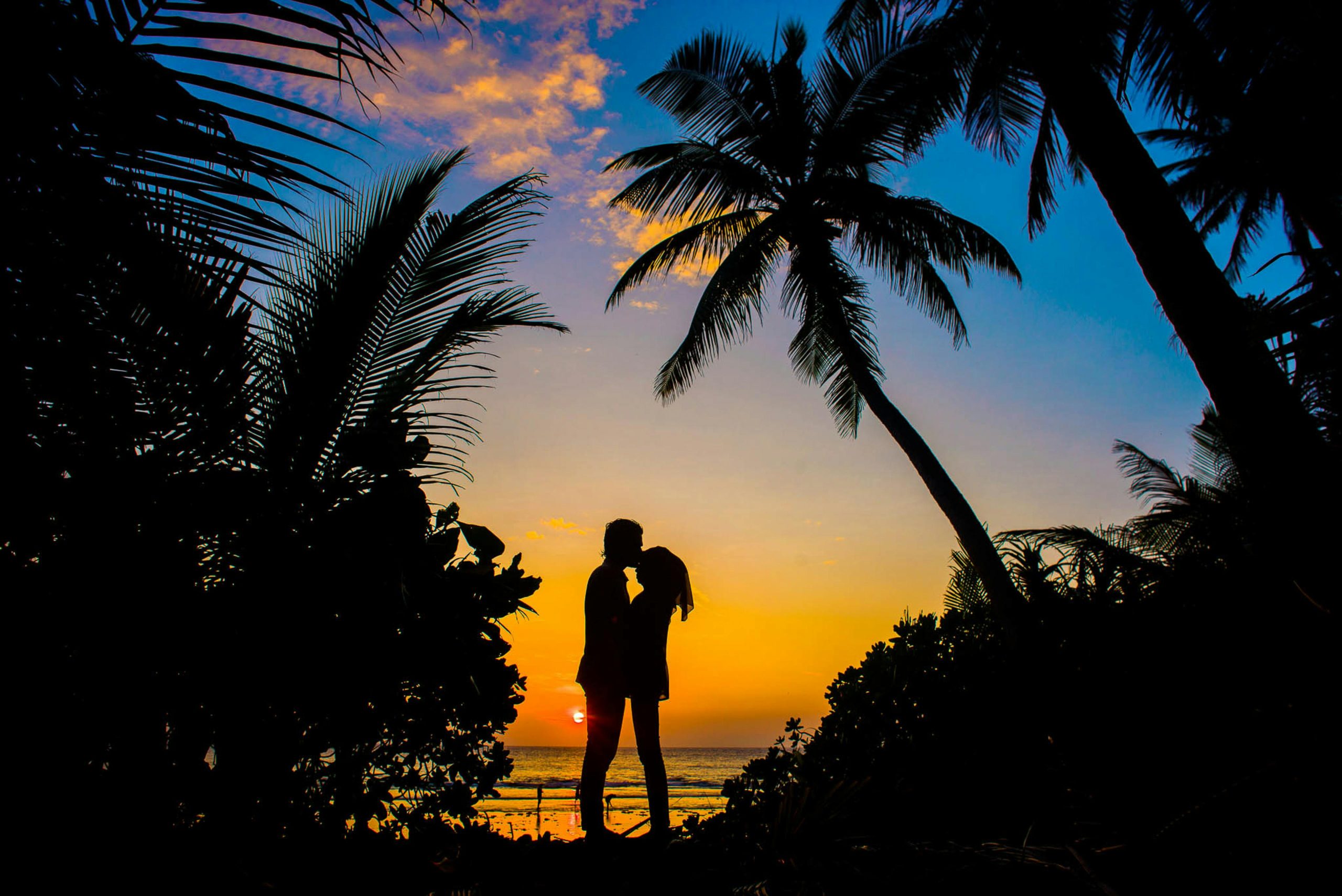 Silhouette d'un homme et d'une femme s'embrassant